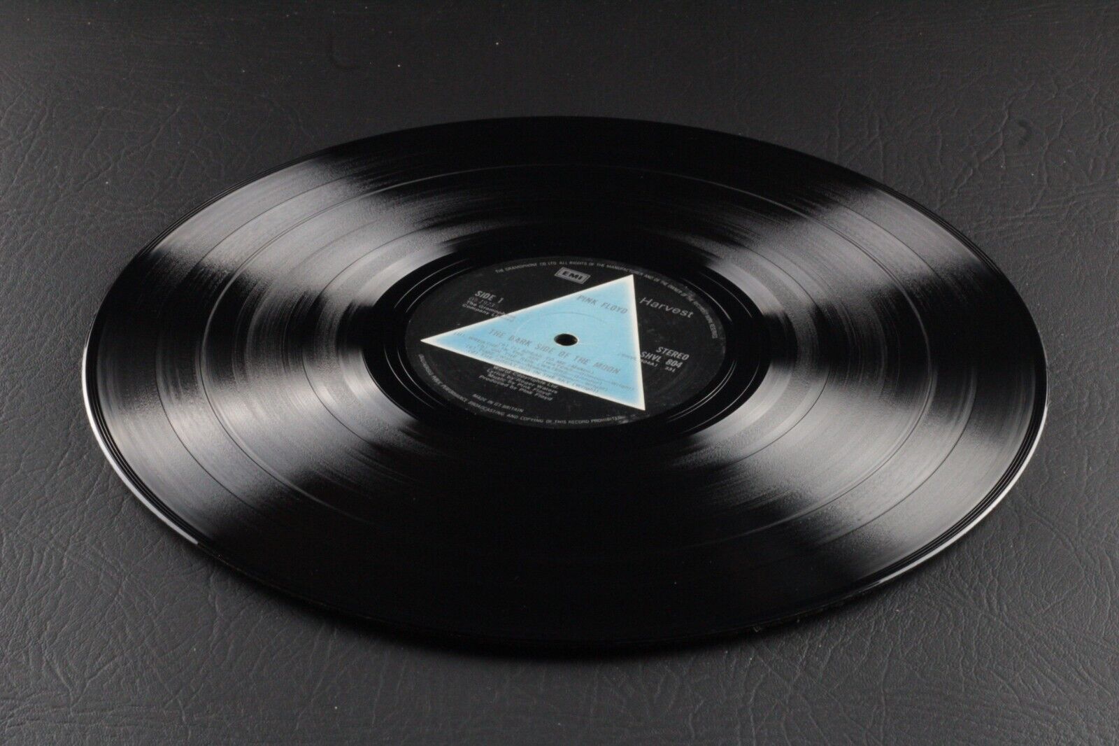 popsike.com - Pink Floyd Dark Side of the Moon * SOLID BLUE TRIANGLE *  A2/B2 * UK 1st PRESS * - auction details